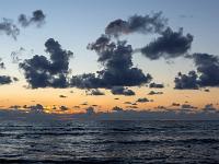 Schwarze Haufenwolken und Sonnenuntergangsstimmung